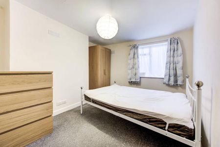 3 bedroom flat to rent - Photo 3