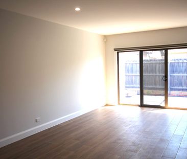 BEAUTIFUL TWO BEDROOM TOWNHOUSE - Photo 2