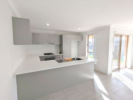 MODERN DUPLEX IN SOUGHT AFTER ESTATE - Photo 3