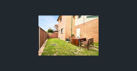 Generous three-bedroom townhouse, ready for the taking! Enjoy the many wonders! - Photo 5