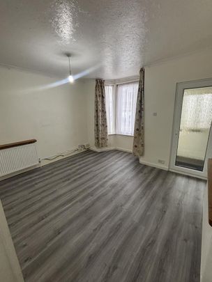 3 bedroom end of terrace house to rent - Photo 1