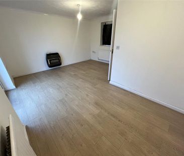 3 bedroom end of terrace house to rent - Photo 2