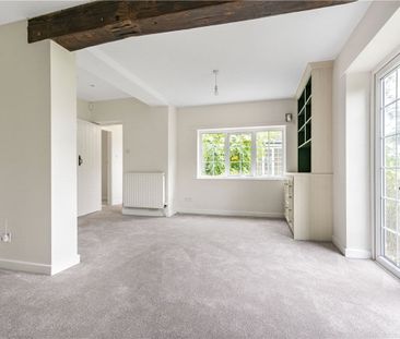 A substantial detached 7 bedroom cottage situated within the Villag... - Photo 4