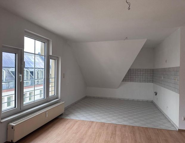 Licht & Raum unterm Dach – charmante 2-Raum-Wohnung mit offener Küche in Glauchau - Foto 1