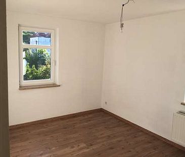 2 OG Balkon / Laminat und Bad mit Fenster + Wanne - Photo 1