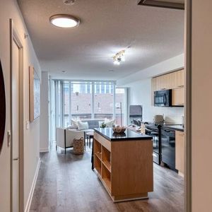 Spacious 2 Bed, 2 Bath in Queen West with Balcony and King Sized Prima - Photo 2