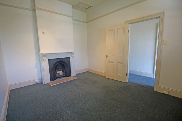 SPACIOUS 4 BEDROOM FAMILY HOME IN A POPULAR LOCATION - REAR PARKING UP TO 4 CAR SPACES - Photo 1
