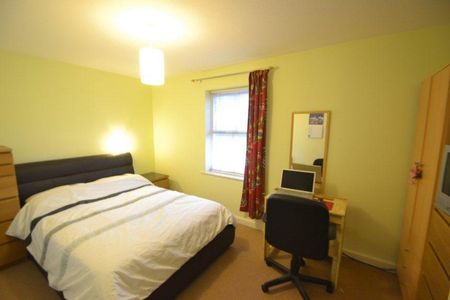 3 bedroom end of terrace house to rent - Photo 3