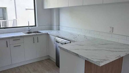 Newly refurbished large townhouse! - Photo 3