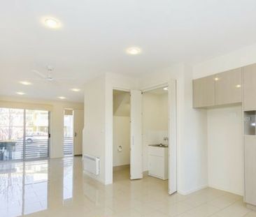 Light Filled Spacious Townhouse - Photo 4