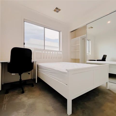 4 bed 2 bath - Photo 1