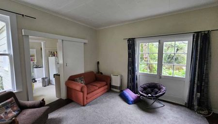 Spacious 5-Bedroom Family Home - Photo 2