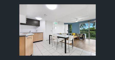 Fully Furnished with Utilities included - Student accommodation with female only - Photo 5