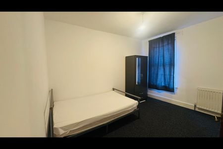 4 Bed Terraced House, Somerby Road, IG11 - Photo 3