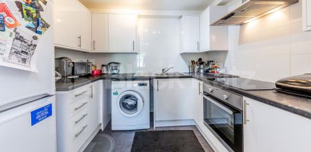 Recently refurbished modern one bed in a large period house mins to tube & shops - Photo 4