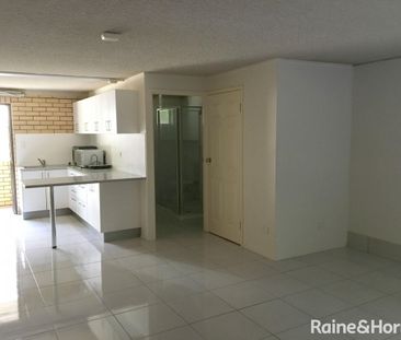 Ground Floor Studio - Walk to UQ | Electricity Included! - Photo 4