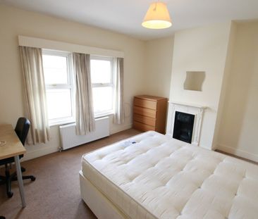 4 Bed Terraced House, Grange Avenue, RG6 - Photo 3