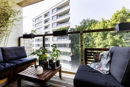 Stylish and modern 2 bedroom 2 bathroom apartment with south facing balconies - Photo 4