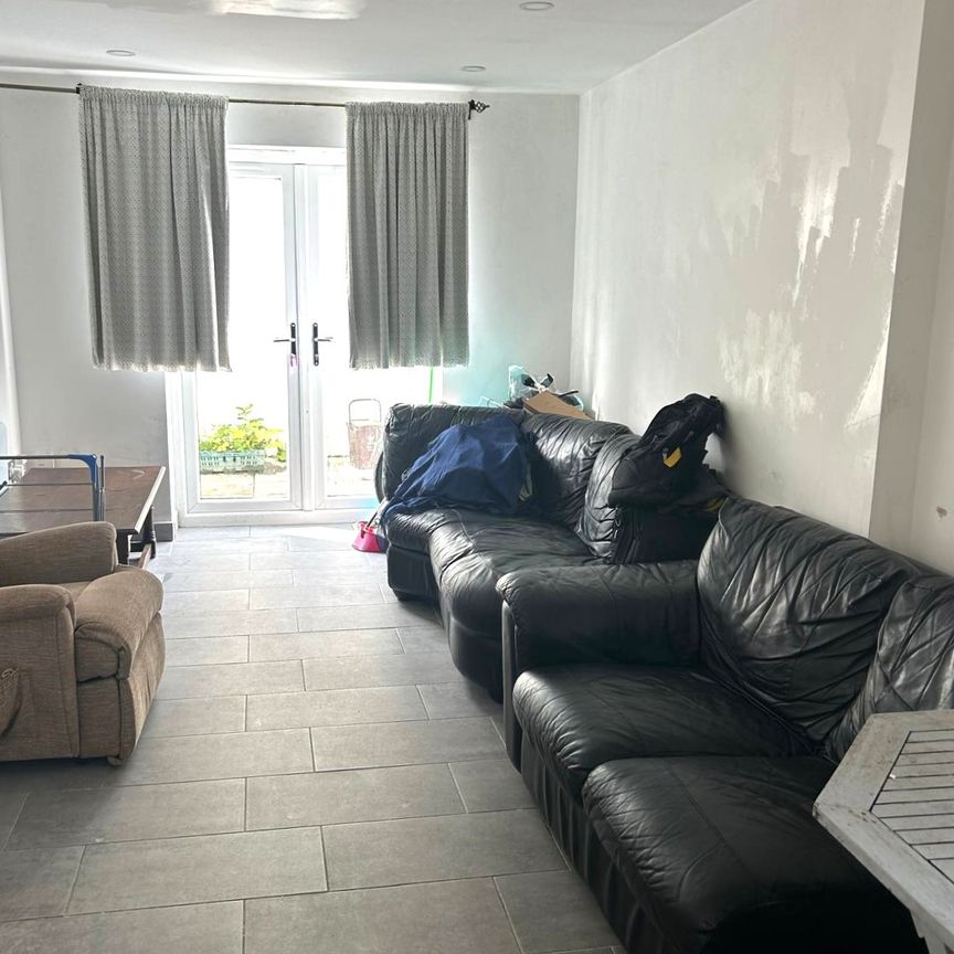 £1,150 PCM, Two Bedroom Duplex with Private Enclosed Garden in Corporation Road, Grangetown, Cardiff, CF11 7AU - Photo 1