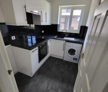 2 bedroom flat to rent - Photo 2