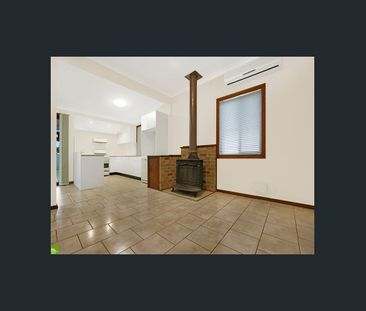 Beautifully Spacious Family Home - Lawn Maintenance Included For Yo... - Photo 3