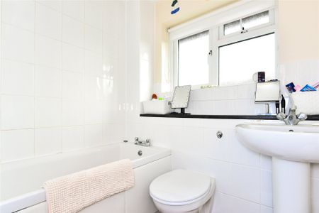 3 bedroom House in Bow Field, Hook - Photo 5