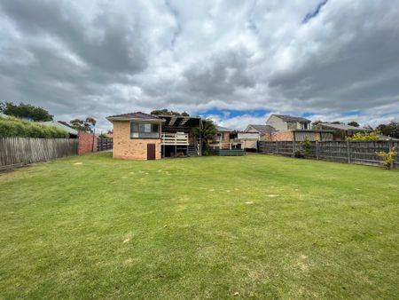 4 Bedroom Home with Extra Parking - 6 Month Lease to start - Photo 5
