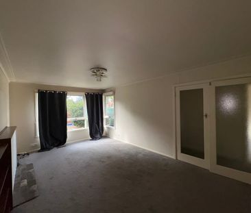 SPACIOUS THREE BEDROOM UNIT! - Photo 1