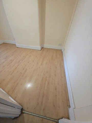 4 Bed Terraced House, Byron Avenue, E12 - Photo 5