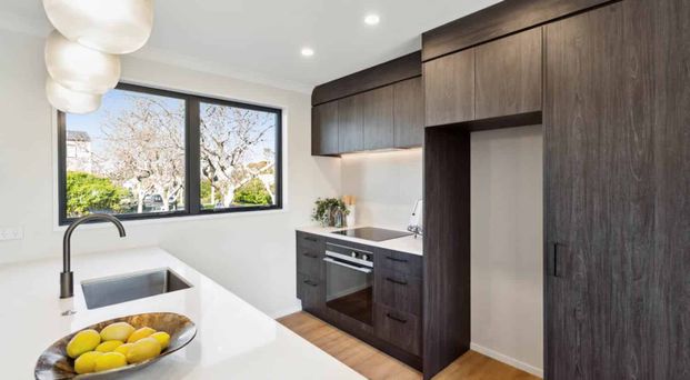 Stylish & Convenient Terrace Townhouse!! - Photo 1