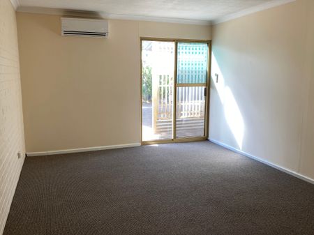 3 x 1 House with 1 x 1 Granny Flat 6 Month lease only - Photo 3