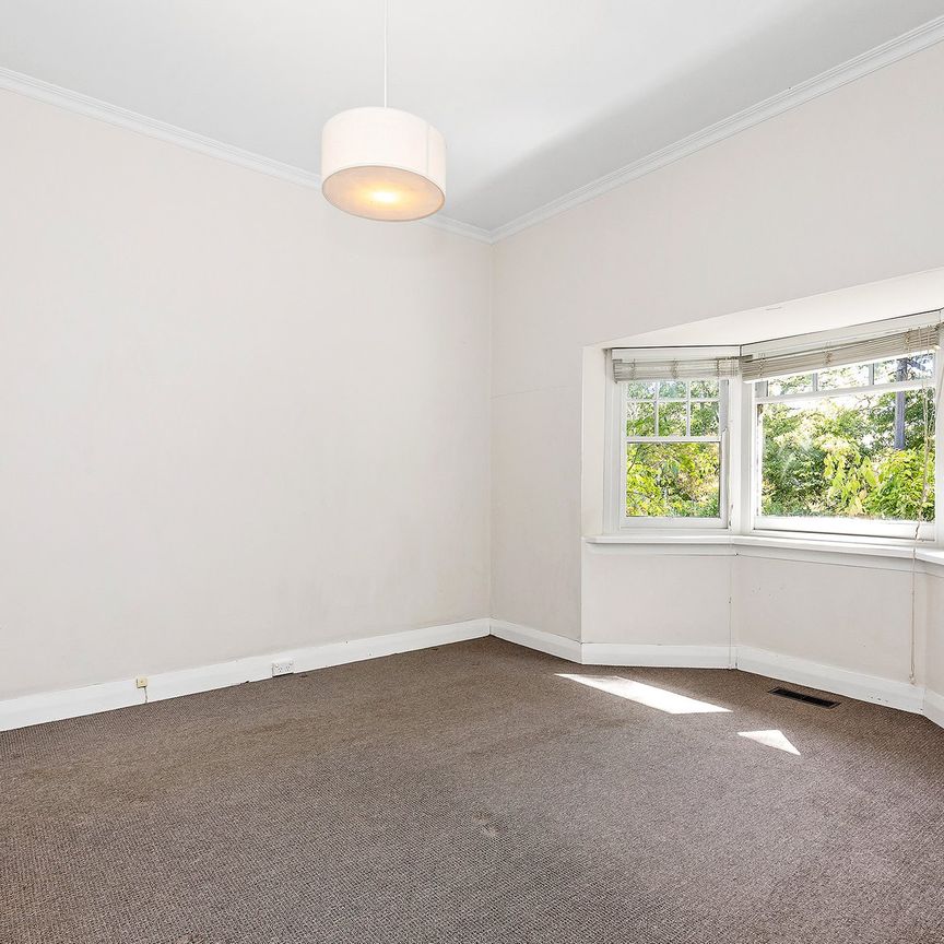 Beautiful Home In Glen Iris - Photo 1