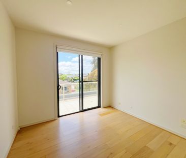 Modern 2 Bed | 2 Bath | 1 Car For rent in Balwyn North - Photo 3