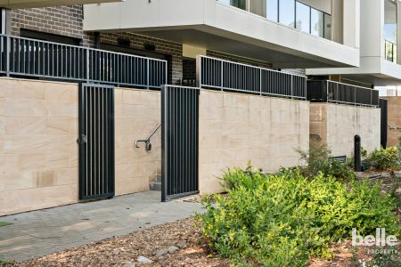 Modern Furnished Ground Floor Apartment with Private Courtyard Access - Photo 3