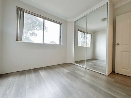 Spacious Open Plan neat & Tidy Two Bedroom Unit! - Photo 2