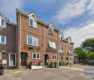 4 bedroom end of terrace house to rent - Photo 2