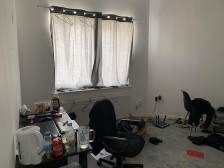 3 bedroom flat to rent - Photo 2