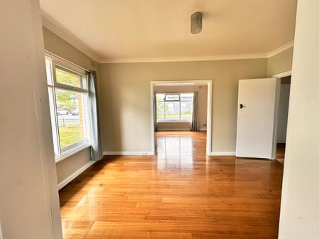 Charming 3-Bedroom Family Home in Alfredton – Perfectly Positioned! - Photo 3