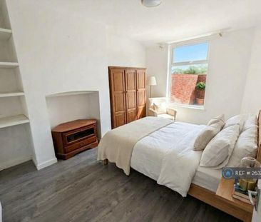 4 bedroom end of terrace house to rent - Photo 4
