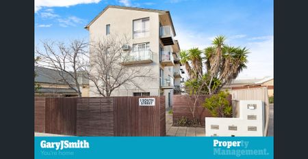 Modern, Split Level Apartment, Just Metres to the Beach - Photo 2