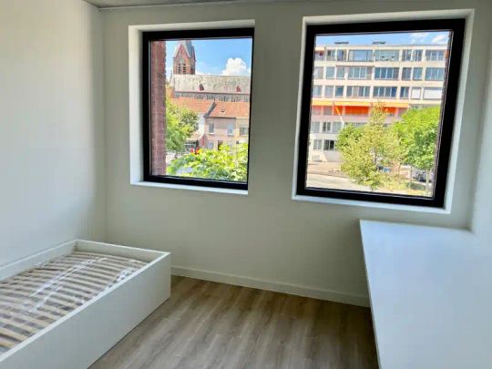 Moderne lichtrijke studentenkamer in een nieuwbouwproject op een top locatie in centrum Kortrijk met zicht op plein. - Photo 1