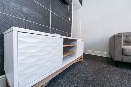 Welton Mount, Hyde Park, Leeds - Photo 3