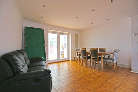 Price £3,000 pcm - Available 22/12/2025 - Part Furnished - Photo 5