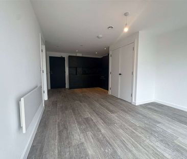 AVAILABLE NOW | One Double Bedroom | Unfurnished | 24 Hour Concierg... - Photo 1