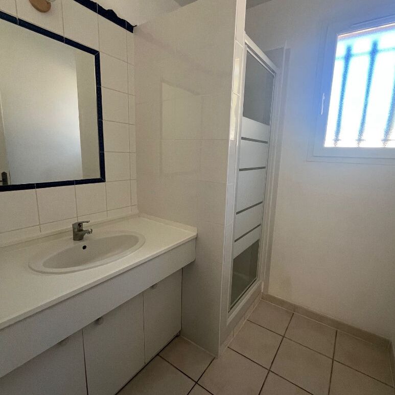 ROGNONAS - Maison de plain pied avec 3 chambres et garage., - Photo 1