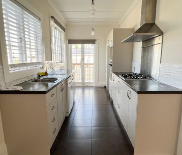 Spacious Modern Bungalow - Photo 5