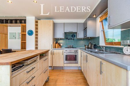 2 bedroom apartment to rent The Oaks Square, Epsom, KT19 - Photo 5