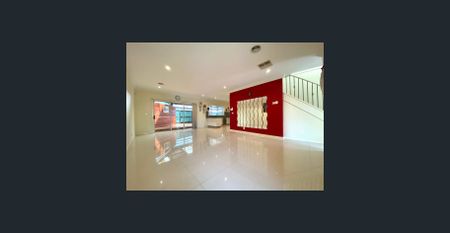 Modern townhouse, great location. - Photo 2