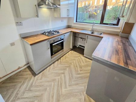 3 bedroom semi-detached house to rent - Photo 5