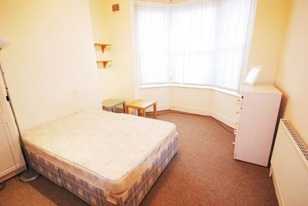 3 Bed - Trewitt Road, Heaton - Photo 5